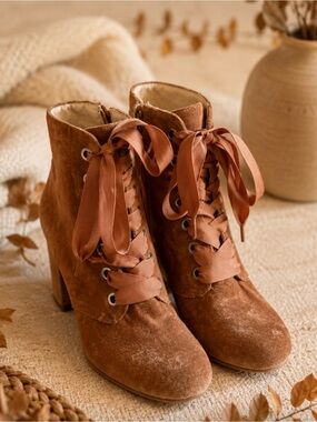 KENNETH COLE Velvet Mauve Blush Corrine Lace Up Boots